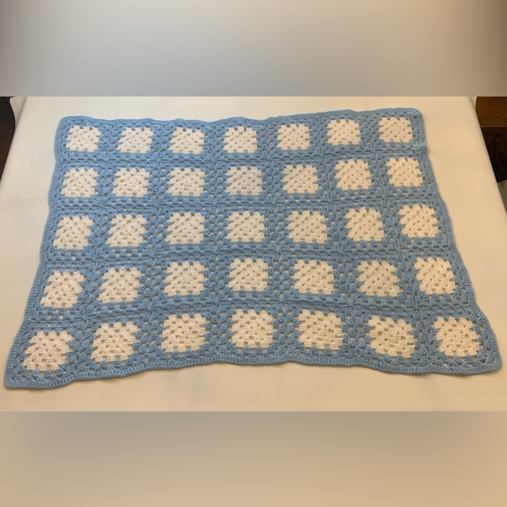 Crochet yarn baby blanket 30.5 x 44 inches, handmade, vintage blue and white - Picture 7 of 7